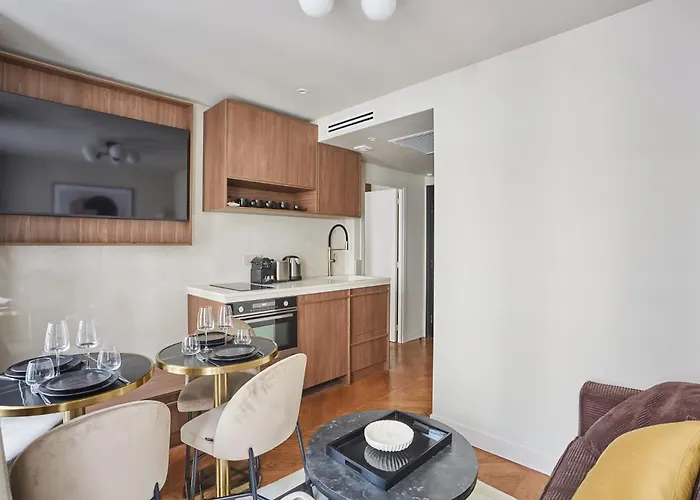 Centre De By Prestige * Parijs