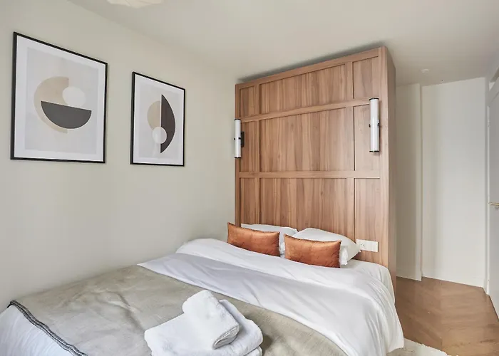 Centre De By Prestige